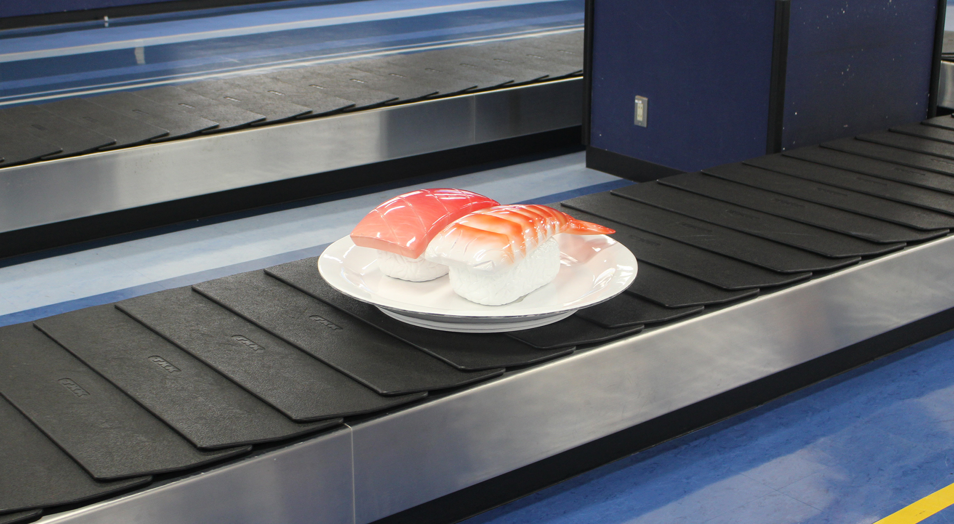Publicity for regional specialty products by making the luggage conveyor belt at the airport look like sushi conveyor belts at “rotation sushi” restaurants|Tuna sushi / Prawn sushi (Oita Airport)